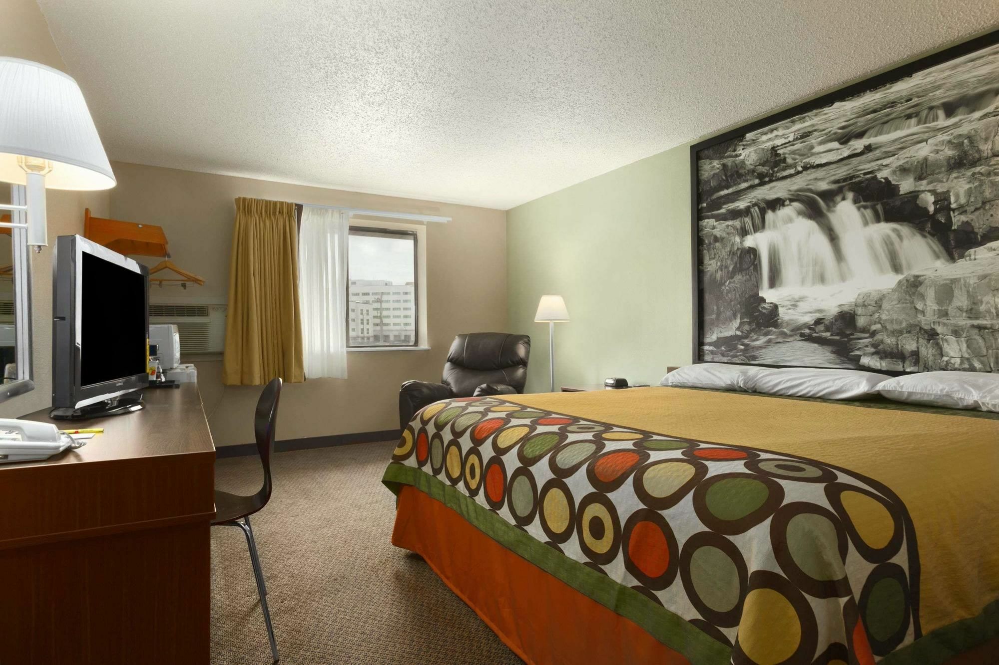 Super 8 By Wyndham Sioux Falls Near Convention Center Bagian luar foto